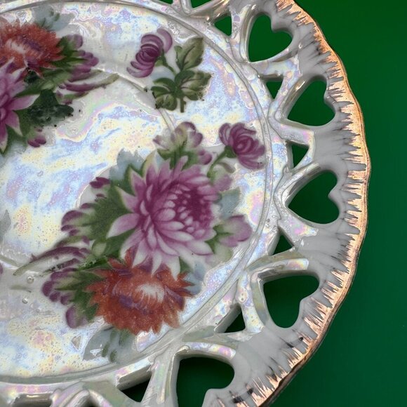 VINTAGE 6" ROUND SAUCER PLATE, FLORAL. GOLD RIM WITH HEARTS DESIGN - Picture 3 of 6